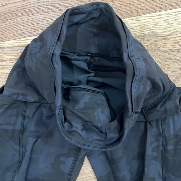 Lululemon capris size small / size 4, with pockets - Picture 4 of 6